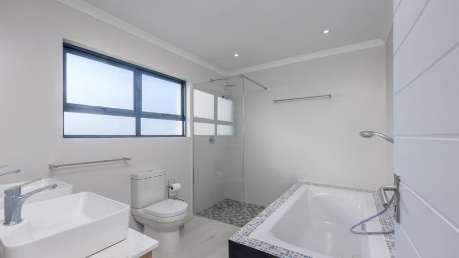 4 Bedroom Property for Sale in Oceanview Heights Western Cape